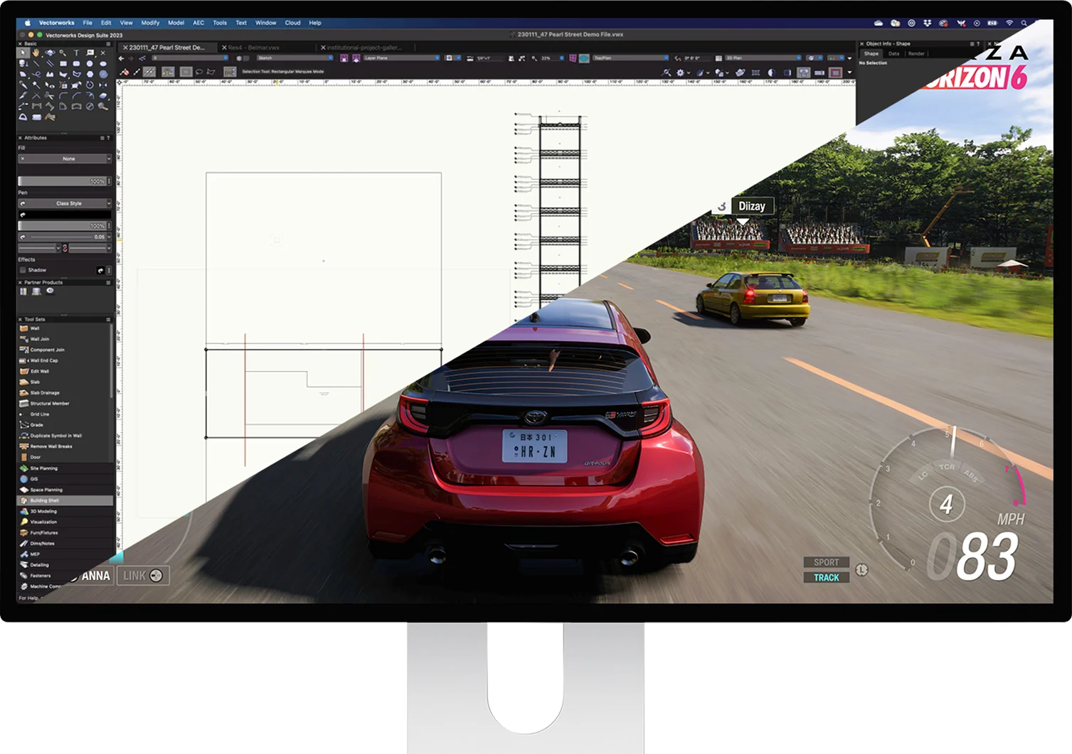 Kuycon 32-inch 4K-monitor met een CAD-tekening op de ene helft en een racegame op de andere