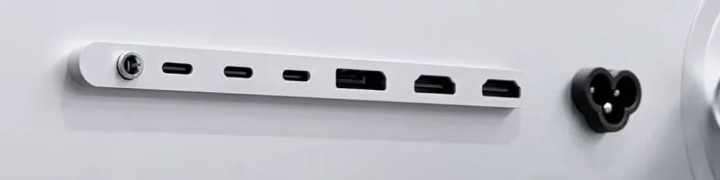 Close-up van de rij aansluitingen op de achterkant van de Kuycon P27Z: een jackaansluiting, drie USB-C-poorten, een DisplayPort, twee HDMI-poorten en daarna de netaansluiting