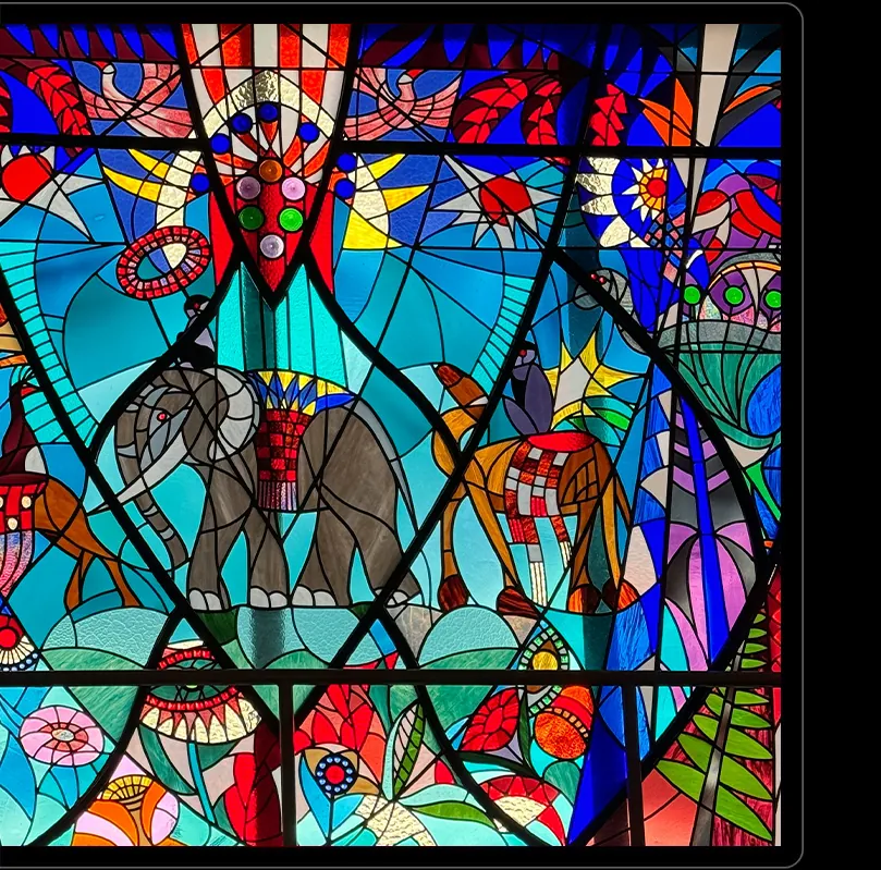 Kuycon P27Z-monitor tegen een zwarte achtergrond met een glas-in-loodraam in felle kleuren, rood, blauw en groen, zwart omrand, ter illustratie van het contrast
