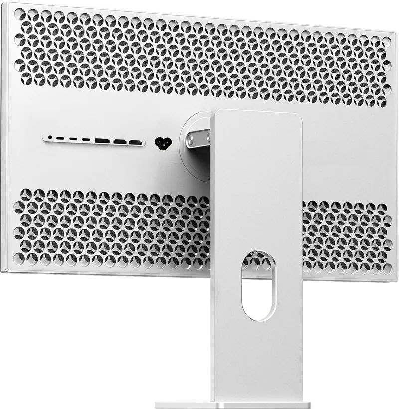Geperforeerde achterkant van de Kuycon P27Z-monitor in driekwartaanzicht: geperforeerd aluminium paneel, rij aansluitingen, netaansluiting en aluminium voet