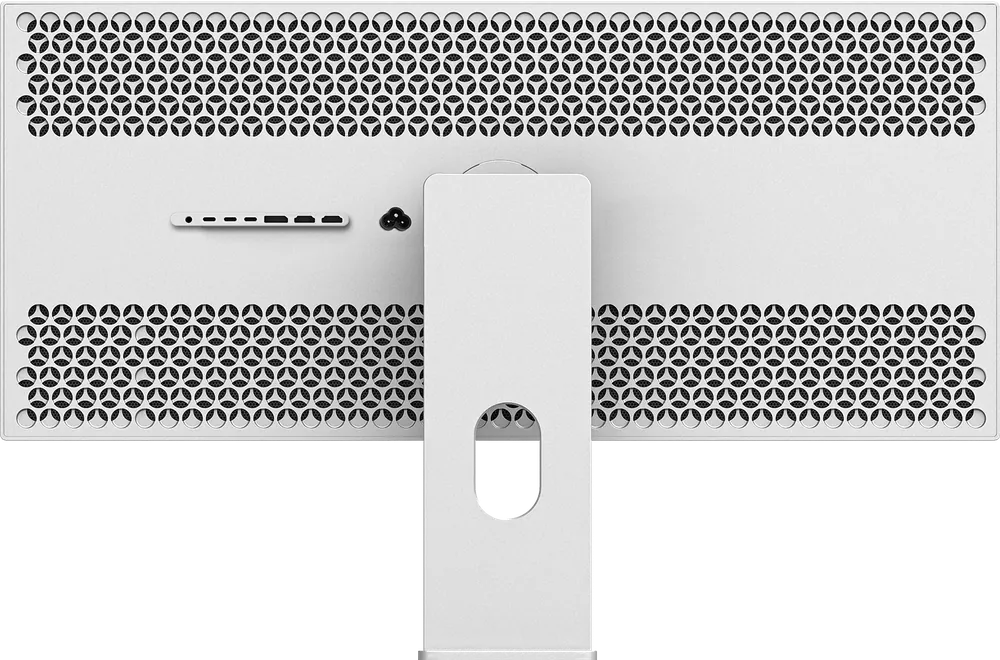 Geperforeerde achterkant van de Kuycon W34KB-monitor van achteren gezien, met de middelste voet en de rij aansluitingen